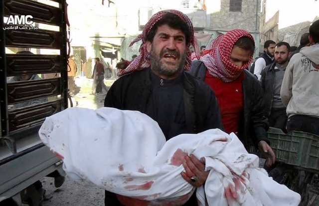 Un sirio llora mientras carga el cuerpo de un menor que murió en un ataque aéreo al vecindario de Marjeh, en Aleppo.