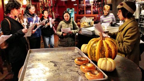 El aroma de mantqeuilla, azúcar y chocolate se mezcló con los villancicos en La Victoria.