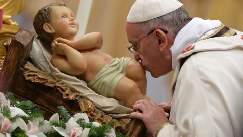 El papa Francisco durante la celebración de la tradicional Misa del Gallo, la primera de su pontificado, en la Basílica de San Petro en Ciudad del Vaticano.