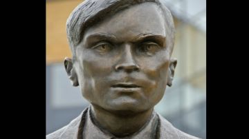 Imagen de una de las tantas estatuas que en honor a Alan Turing pueden ser apreciadas en Gran Bretaña.