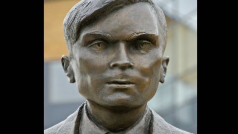 Imagen de una de las tantas estatuas que en honor a Alan Turing pueden ser apreciadas en Gran Bretaña.