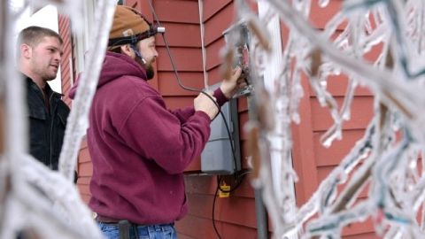 De Michigan a Maine, cientos de miles de personas permanecen sin energía eléctrica `por la tormenta que ha dejando hogares y negocios oscurecidos en los Grandes Lagos y el noreste de EEU.