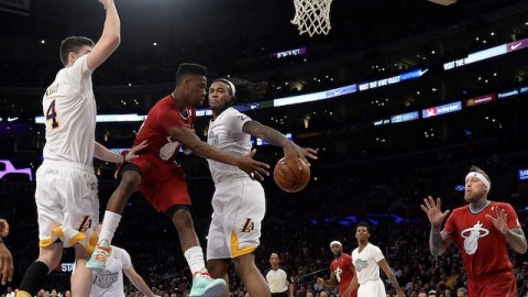 El jugador de Miami Heat Norris Cole (2-i) disputa un balón con los jugadores de Los Angeles Lakers Ryan Kelly (i) y Jordan Hill (3-i) hoy, miércoles 25 de diciembre de 2013, durante la segunda mitad del juego de la NBA en el estadio Staples Center de Los Ángeles.