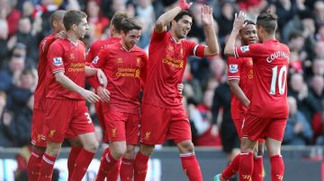 El uruguayo Luis Suarez (c), delantero de Liverpool y máximo goleador de la Liga Premier, celebra un golcon sus compañeros.