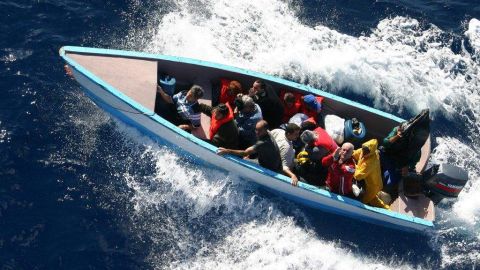 Las autoridades piden a los isleños evitar cruzar El Paso de la Mona.