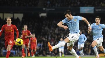 El delantero español del Manchester City, Alvaro Negredo, marca el segundo gol