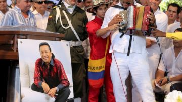 El músico Andrés Gil interpreta el acordeón durante un homenaje  al cantautor de vallenato Diomedes Díaz, tras su misa funeral ayer en la plaza de  Valledupar, en el estado colombiano de Cesar.