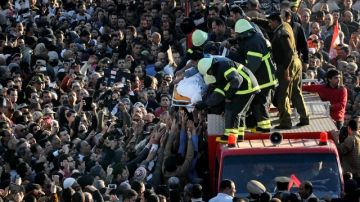 Cientos de egipcios cargan el féretro de una de las víctimas de la explosión del martes, durante el funeral ayer en Mansura.
