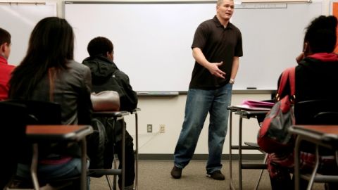 Jon Kitna da clases de álgebra en la Lincoln High School.