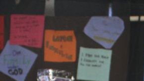 Los senadores demócratas por Nueva Jersey, Bob Menéndez (izq.) y Cory Booker, hablan dentro de la "carpa comunitaria".