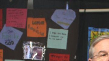 Los senadores demócratas por Nueva Jersey, Bob Menéndez (izq.) y Cory Booker, hablan dentro de la "carpa comunitaria".