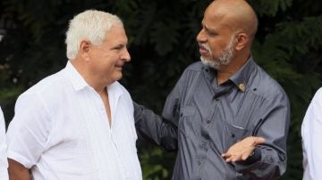 El presidente de Panamá, Ricardo Martinelli (i), y el primer ministro de Belice, Dean Barrow, hablan durante la XLII Cumbre de Jefes de Estado y de Gobierno del SICA, el pasado 14 de diciembre, en Panamá.