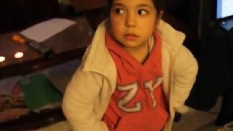 La niña no pudo ocultar su molestia al ver el "inesperado" regalo