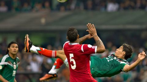Raúl Alonso Jiménez consiguió uno de los goles más bellos del 2013 y de la historia de la selección mexicana