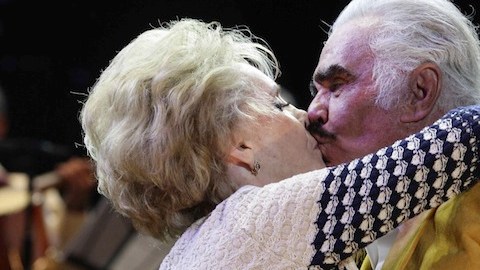 El ídolo de la música ranchera mexicana, Vicente Fernández es besado por su esposa doña Cuquita el 16 de febrero, durante su 73 cumpleaños en su segundo concierto en la ciudad de Guadalajara.
