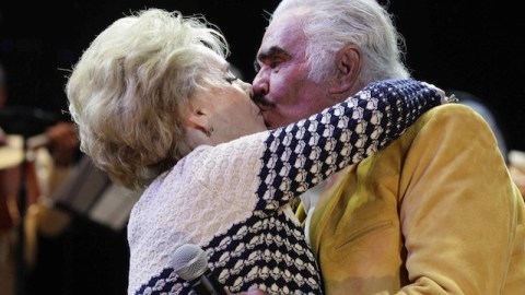 El ídolo de la música ranchera mexicana, Vicente Fernández es besado por su esposa doña Cuquita el 16 de febrero, durante su 73 cumpleaños en su segundo concierto en la ciudad de Guadalajara.