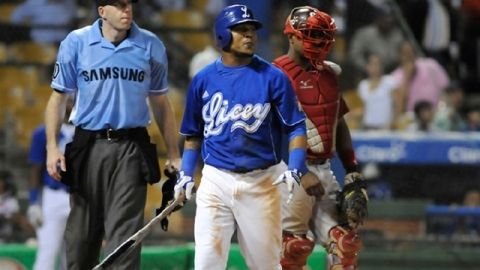 Erick Aybar (centro), de los Angels,  juega en la pelota invernal para los Tigres del Licey de República Dominicana.