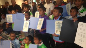 Los niños triquis son reconocidos en el Consulado de México en Los Ángeles.
