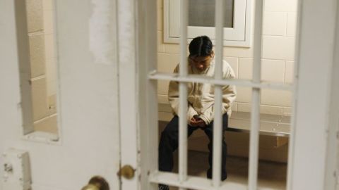 Muchas personas están sujetas a una detención "prolongada" mientras las autoridades revisan sus estados migratorios.