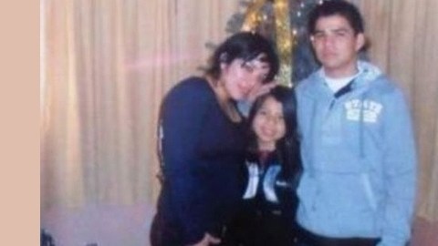 El hondureño deportado, Nelson Javier Ávila López, junto con una prima y su pequeña hermana en California.
