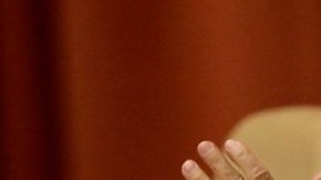 El presidente de Cuba, Raúl Castro (i), y el vicepresidente Miguel Díaz-Canel, asisten a la clausura de las sesiones legislativas anuales, en la Asamblea Nacional en La Habana, Cuba. el 21 de diciembre.