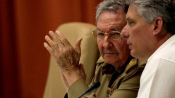El presidente de Cuba, Raúl Castro (i), y el vicepresidente Miguel Díaz-Canel, asisten a la clausura de las sesiones legislativas anuales, en la Asamblea Nacional en La Habana, Cuba. el 21 de diciembre.