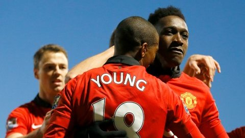 Danny Welbeck celebra su gol con sus compañeros e equipo, entre ellos el "Chicharito"