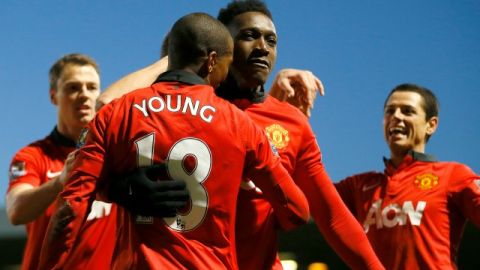 Danny Welbeck celebra su gol con sus compañeros e equipo, entre ellos el "Chicharito"