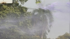 Manifestantes se enfrentan a la policía en marcha de protesta que intenta alcanzar la Comisión Electoral en Bangkok (Tailandia).