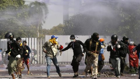 Manifestantes se enfrentan a la policía en marcha de protesta que intenta alcanzar la Comisión Electoral en Bangkok (Tailandia).