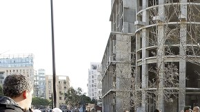 Varios efectivos de las fuerzas de seguridad rodean el cadáver del ex ministro libanés de Finanzas Mohamed Chatah (cubierto con una manta)  en el centro de Beirut (Líbano), ayer.