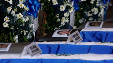 Ataúdes en base militar de El Salvador contenían a  12 personas que murieron en México en masacre de 72 migrantes.