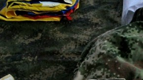 Uniformes y otros materiales pertenecientes a guerrilleros muertos de las FARC por choques con el Ejército de Colombia.