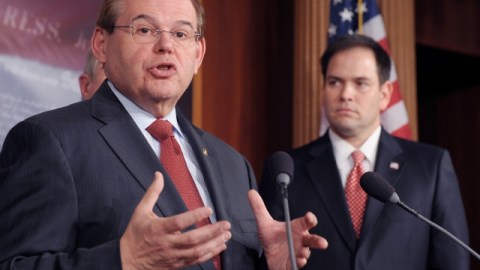 El senador Robert Menéndez, cuando daba una conferencia de prensa para hablar del proyecto de reforma migratoria integral bipartidista.