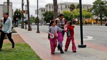 Mujeres y niños hispanos caminan por la Calle Principal en Watsonville, California. Los hispanos se convertirán el año entrante en el mayor grupo étnico en California, según expertos.