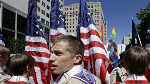 Entre algunas restricciones, los Boy Scouts no podrán marchar en desfiles de orgullo gay portando el uniforme.