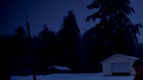 Jim Ridley usa una linterna pararecoger su correo, en Litchfield, Maine, donde ha estado sin electricidad desde la tormenta de hielo del lunes.