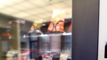 Una máquina expendedora anuncia en una pequeña pantalla sus botanas, en un comercio de Seattle, ayer.