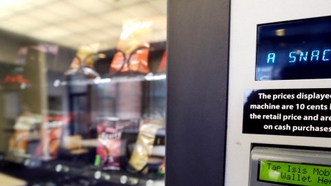 Una máquina expendedora anuncia en una pequeña pantalla sus botanas, en un comercio de Seattle, ayer.