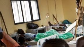 Pacientes yacen en una sala de hospital, pricipalmente para soldados heridos de bala, en visita del vicepresidente James Wani Igga,  ayer.