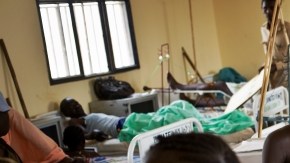 Pacientes yacen en una sala de hospital, pricipalmente para soldados heridos de bala, en visita del vicepresidente James Wani Igga,  ayer.