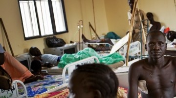 Pacientes yacen en una sala de hospital, pricipalmente para soldados heridos de bala, en visita del vicepresidente James Wani Igga,  ayer.