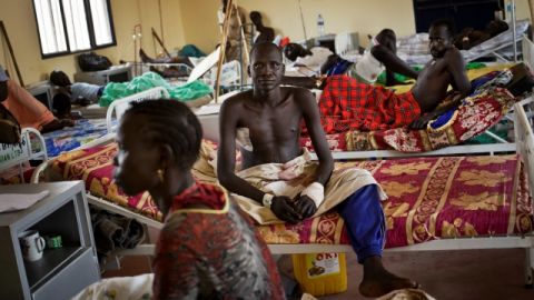Pacientes yacen en una sala de hospital, pricipalmente para soldados heridos de bala, en visita del vicepresidente James Wani Igga,  ayer.