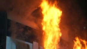Un tren de pasajeros se incendió en el sur de la India.