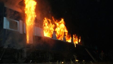 Un tren de pasajeros se incendió en el sur de la India.