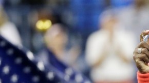 Serena Williams alza feliz el trofeo del Abierto de Estados Unidos que obtuvo el 8 de septiembre pasado tras vencer a Victoria Azarenka.