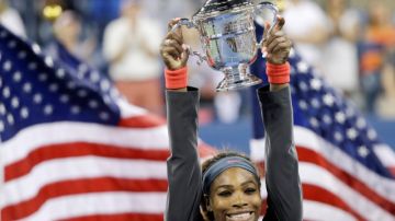 Serena Williams alza feliz el trofeo del Abierto de Estados Unidos que obtuvo el 8 de septiembre pasado tras vencer a Victoria Azarenka.