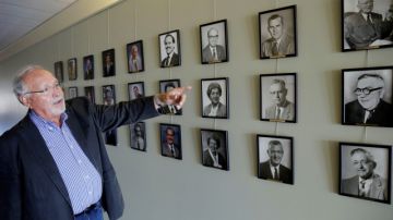 Tony Campos, primer oficial electo latino de Watsonville, muestra una galería de fotos de los alcaldes del poblado, de mayoría latina.