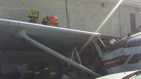 Autoridades dijeron que la avioneta había tratado de aterrizar en el Aeropuerto Whiteman de Pacoima.