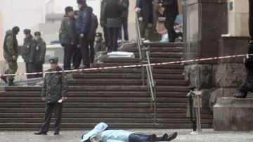 El cuerpo de una de las víctimas yace sobre el suelo de la estación de trenes de Volgogrado.  La explosión abre termores de posibles ataques terroristas durante las Olimpiadas de Invierno en Sochi.